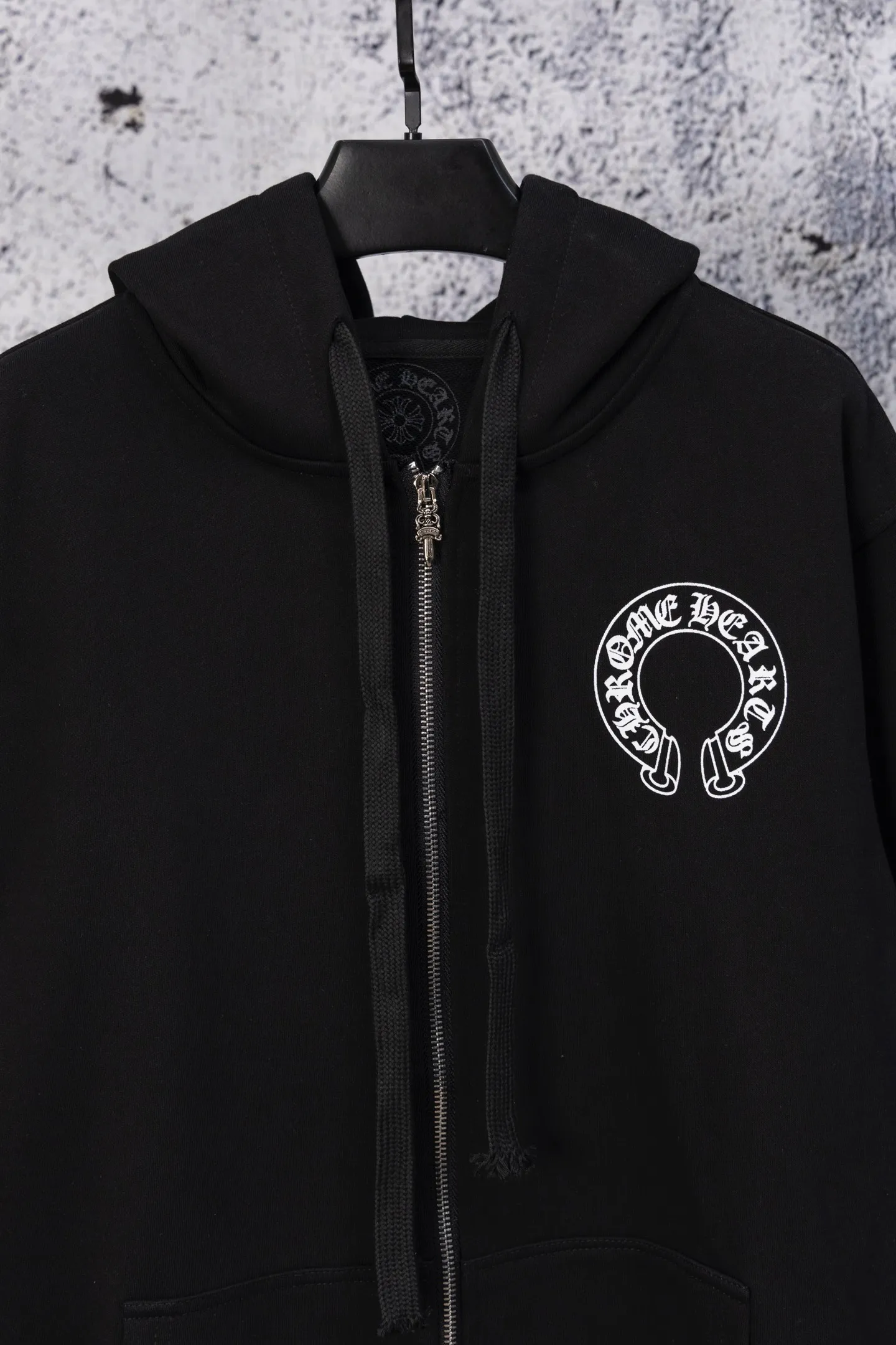 P250 ChromeHearts CH ChromeHearts 25 early autumn flower arm horseshoe zipper cardigan hooded sweatshirt Sanskrit letter rattan flower cross horseshoe hooded sweatshirt The fabric is made of 440g pure cotton terry with matching threads, imported printing, original customization, hardware, soft and skin-friendly. The workmanship is meticulous and the thickness is moderate. The webbing on the back collar extends to the shoulder for reinforcement. The connection between the wellhead and the shoulder is reinforced. The whole body is made with thousands of needle embroidery techniques. It is more compliant and stylish with clothes. It is a hot item of the season. The original customized accessories are complete with three standards. It will look handsome with any combination. The os drop shoulder version and loose version. Color: Black White Size: S M L XL